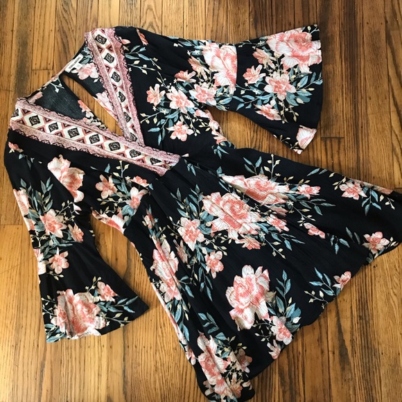 Billabong Dresses & Skirts - Billabong floral mini dress with open back